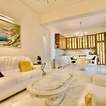 شقة Luxurious Retreat